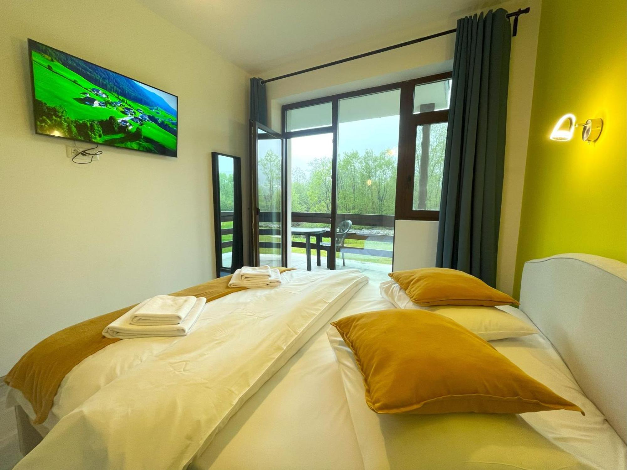Cozy Riverfront Apartments With Garden And Mountain View Szászbuda Kültér fotó
